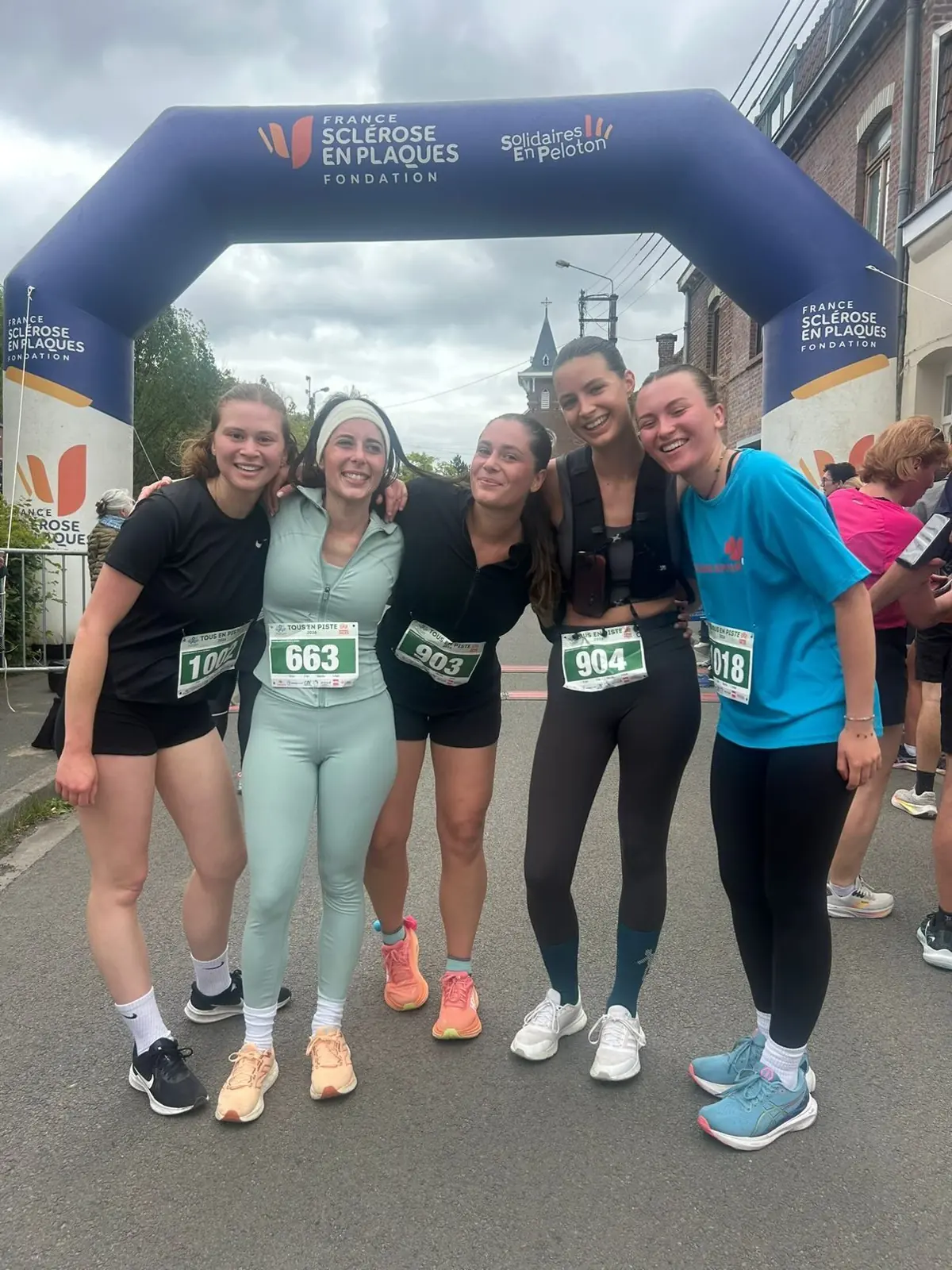 Des coureuses heureuses, dossard sur le maillot, à Tous en Piste 2026