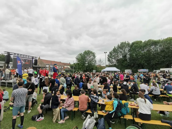 La foule au village solidaire