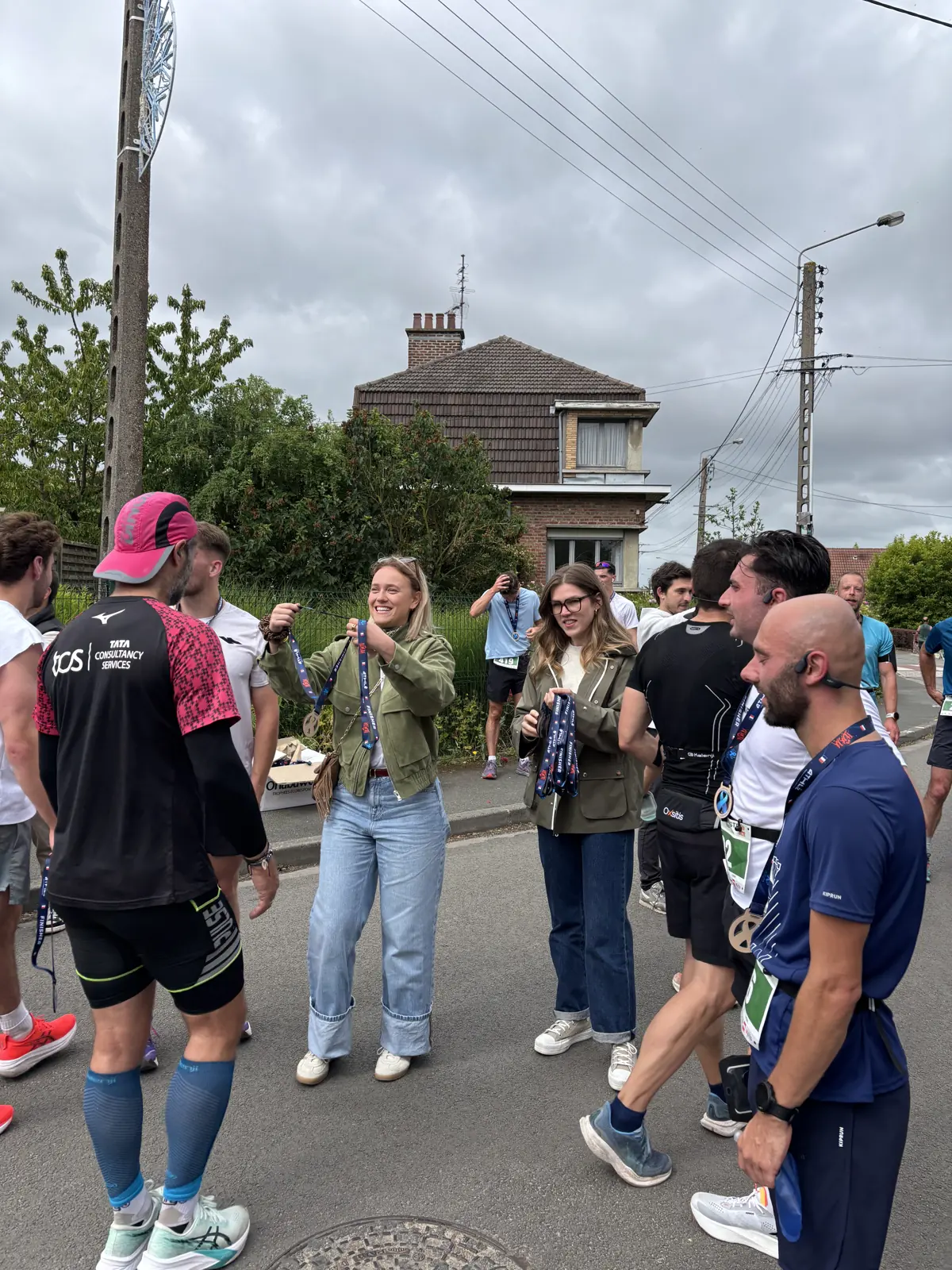 Des bénévoles et supporters encouragent les coureurs