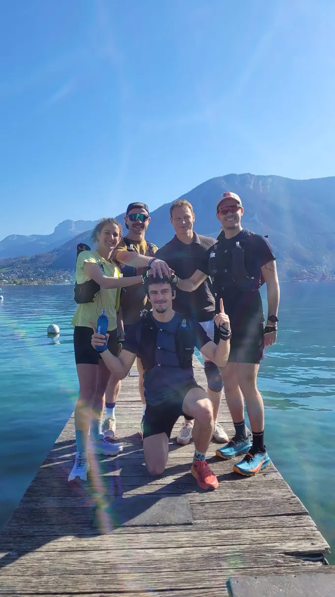 L'équipe sur un ponton au bord du lac d'Annecy