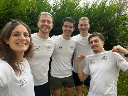 L'équipe fondatrice de Sclérose en Piste en t-shirts de l'association